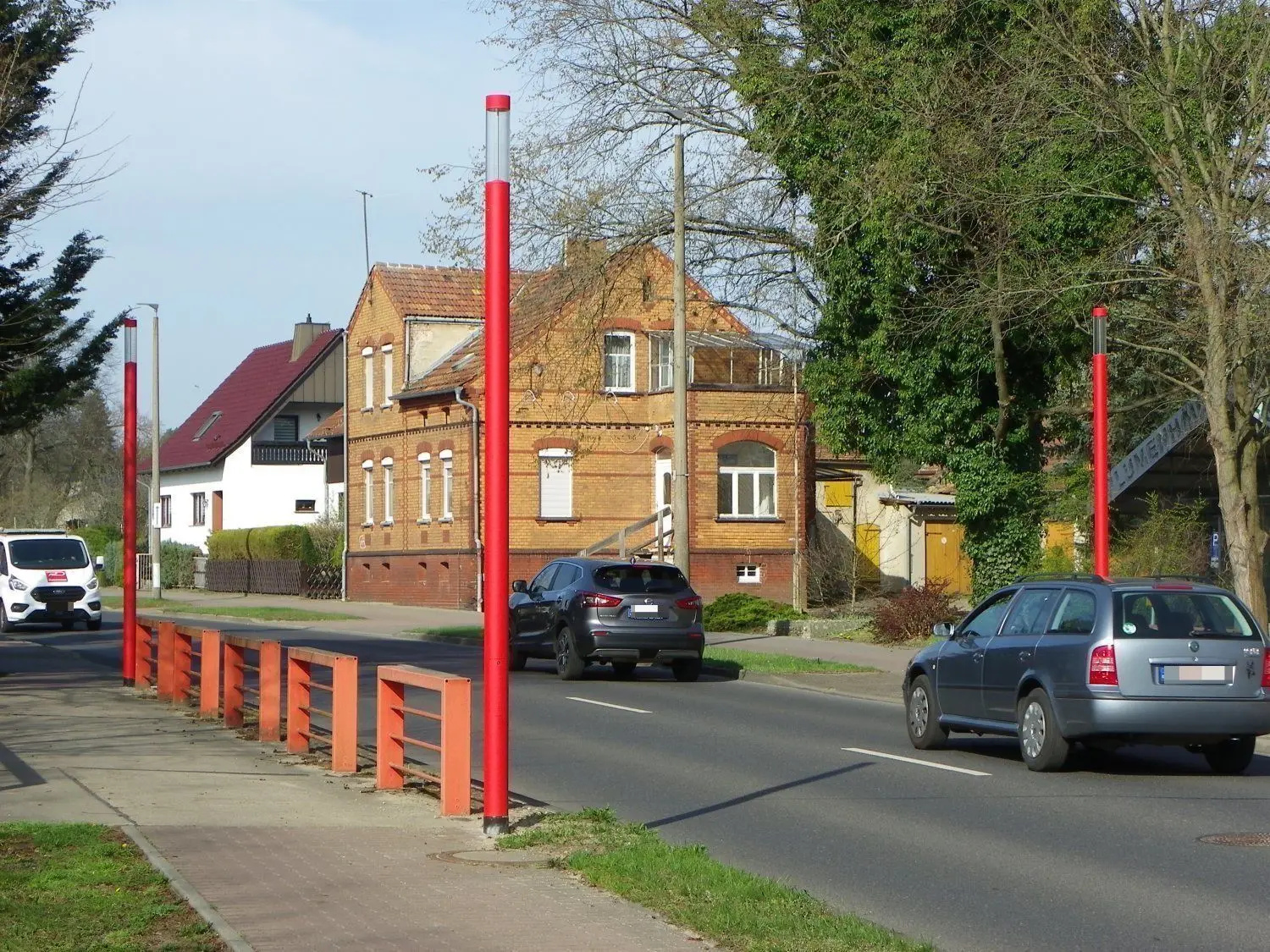 Nach mehrfacher Zerstörung wurden die Lampen an der Brücke am Sprucker Festplatz jetzt in etwa drei Metern Höhe angebracht.