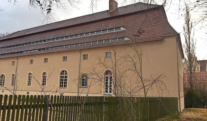 Blick auf den Hof vom Kavalierhaus im Muskauer Park. Noch in diesem Jahr soll für das künftige Besucherzentrum ein Architektenwettbewerb ausgerufen werden.⇥