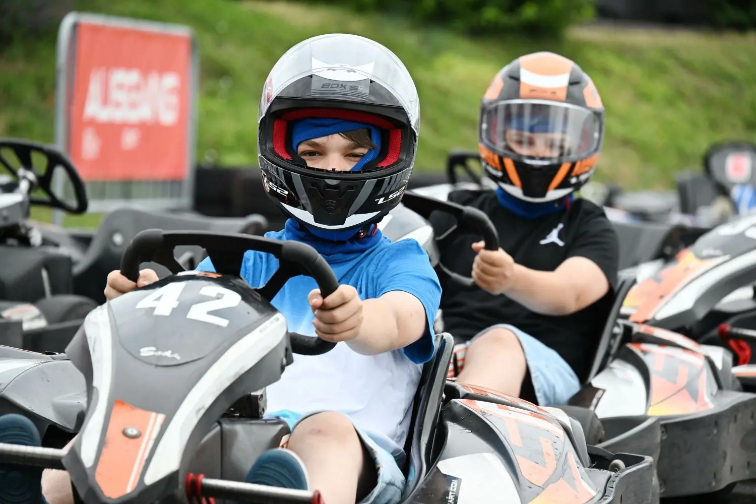 Auch der Freizeitpark Löschen mit seiner Kartbahn ist wieder bei der Sommerferien-Aktion dabei. Hier warten die 14-jährigen Zwillinge Leon und Louis auf den Start, um über die Piste zu düsen.
