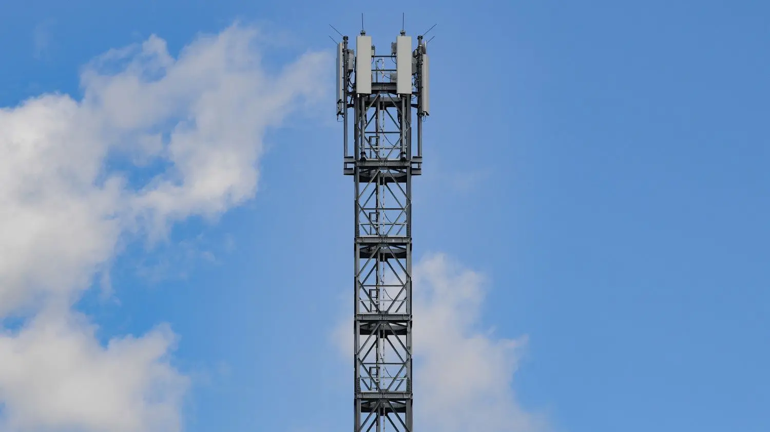 Über solche oder ähnliche Funkmasten wird normalerweise die neue Mobilfunk-Generation 5G verbreitet.
