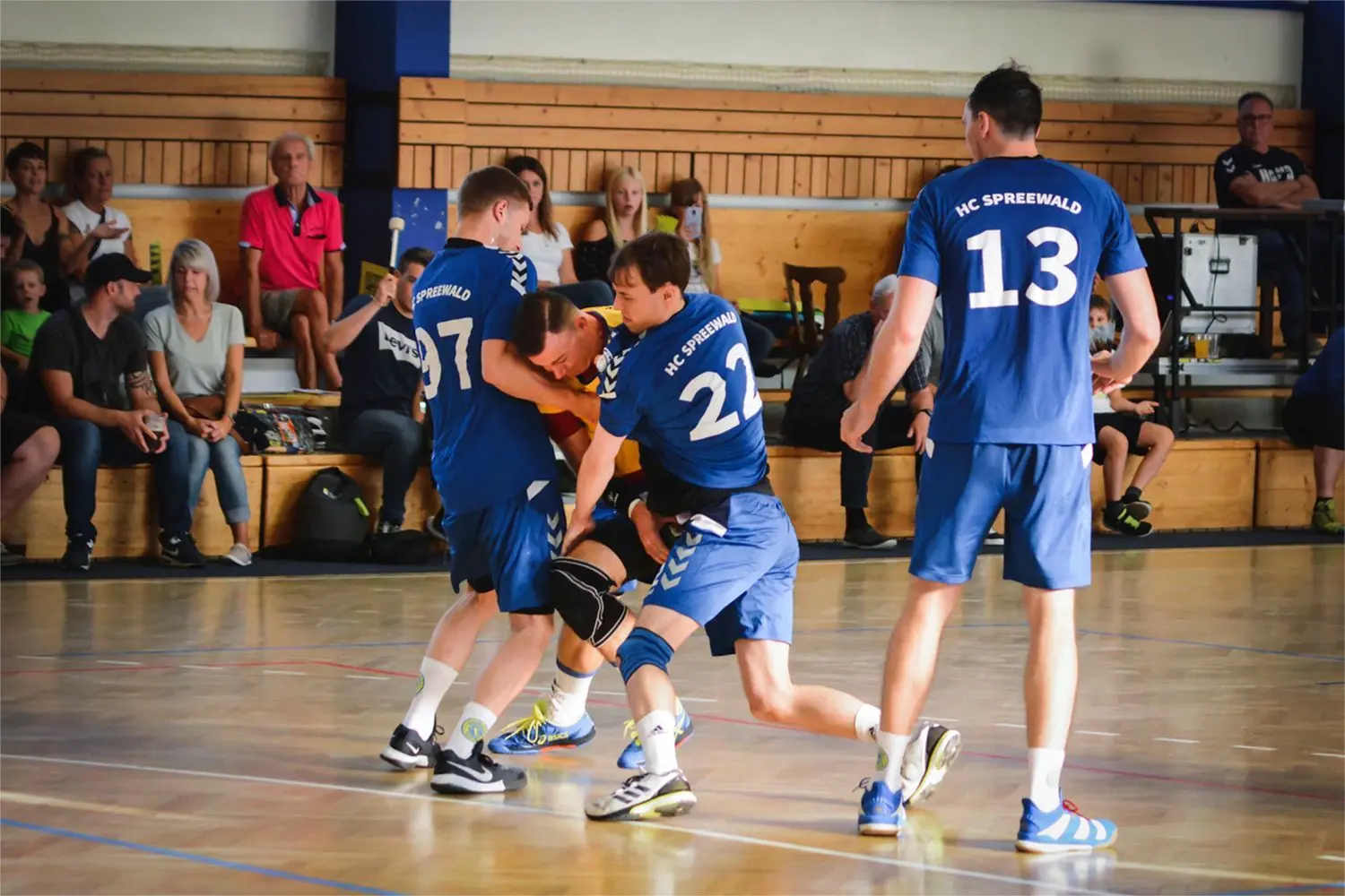 Zum Saisonstart trafen die Handballteams des HC Spreewald (blau) und der TSG Lübbenau aufeinander. Das Spiel gewann Lübbenau mit 28:26.