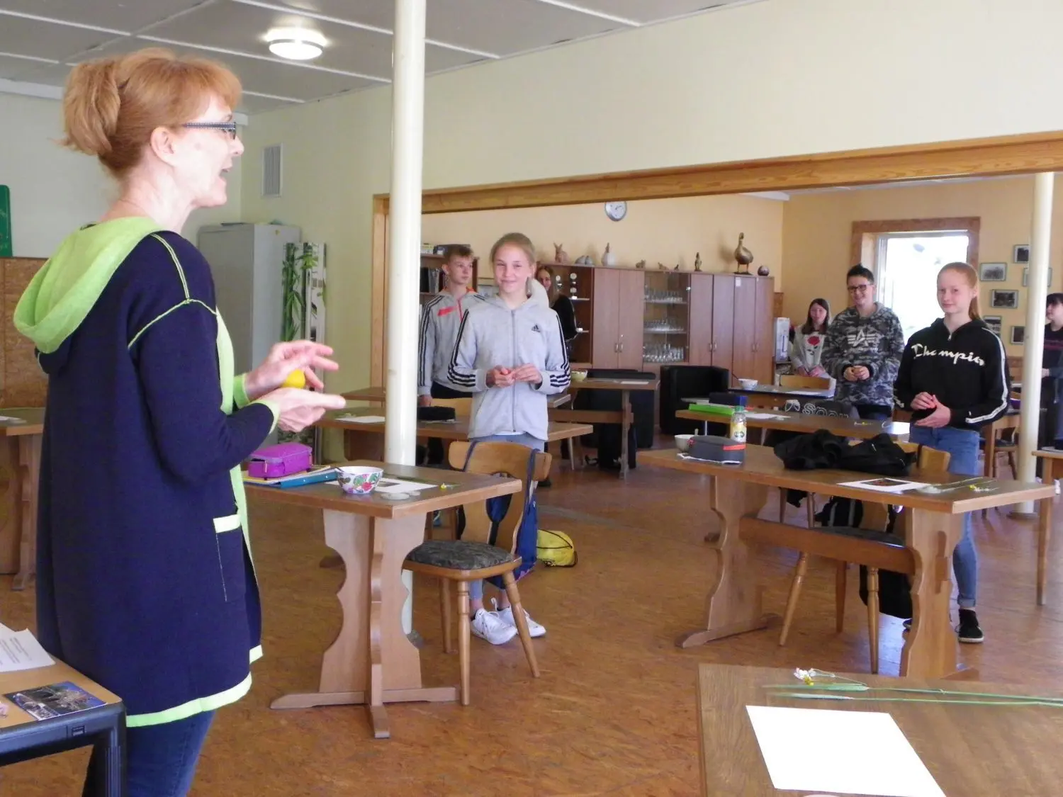 Beim Unterricht im Vereinsheim der Kerkwitzer Kleintierzüchter, hier mit Lehrerin Katrin Leppich, wird auf die Abstandregeln Wert gelegt.