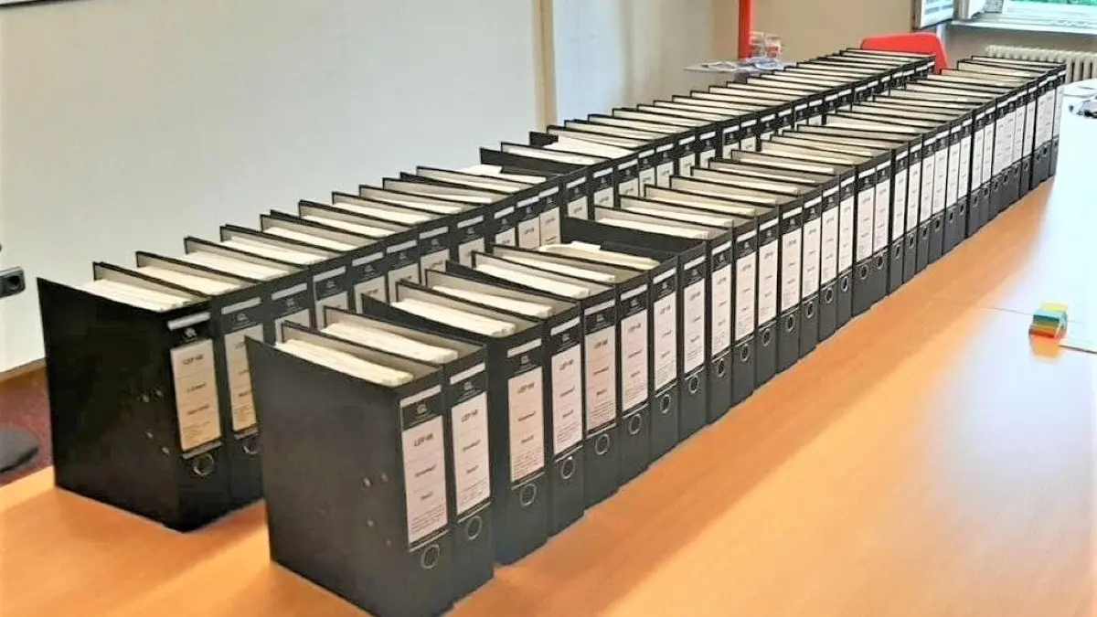 Auf der Suche nach den Gründen für den plötzlichen Wechsel von der Süd- zur Nordumfahrung von Plessa hat die Bürgerinitiative diese Aktenordner bei der Landesplanung durchforstet.
Auf der Suche nach den Gründen für den plötzlichen Wechsel von der Süd- zur Nordumfahrung von Plessa hat die Bürgerinitiative diese Aktenordner durchsucht.