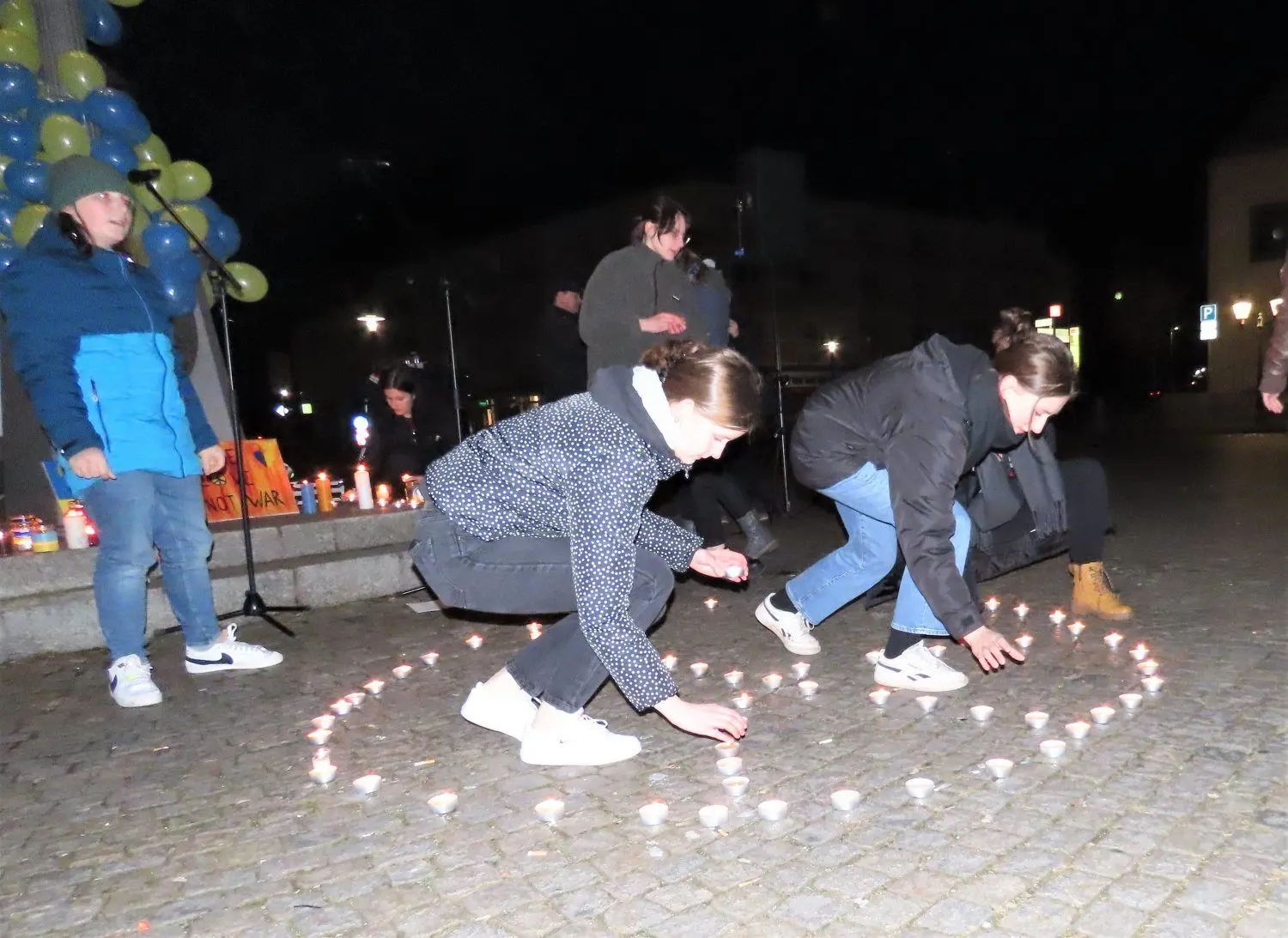 Junge Sprembergerinnen setzten auf dem Markt ein Zeichen für den Frieden.