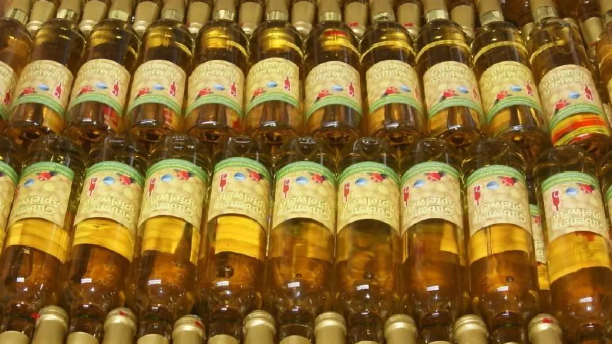 In dieser großen Kiste werden die Flaschen gelagert.
Apfelwein Schüler GmbH