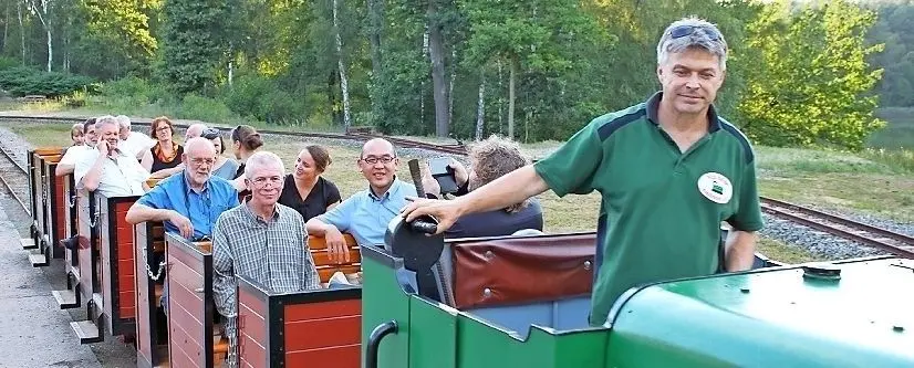 Beim Besuch der Alten Ziegelei in Klein Kölzig durfte eine Fahrt mit der alten Ziegeleibahn natürlich nicht fehlen.