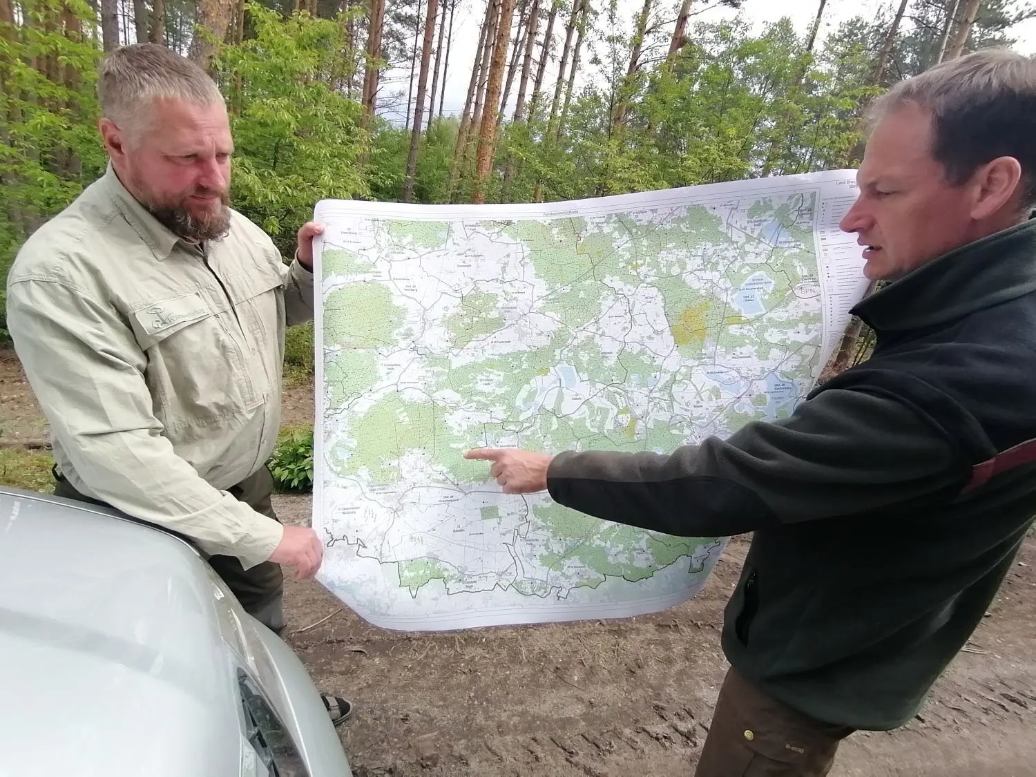 Ein Netz von Wegen durchzieht die Wälder in Elbe-Elster und auch im Naturpark. Brandenburg ist beim Ausbau seiner Wege im Landesforst schon sehr weit, erläutert Nico Friedrich (r.), Leiter der Landeswald-Oberförsterei Doberlug. Hier mit Rajko Schröter, Leiter des Reviers Hohenleipisch.