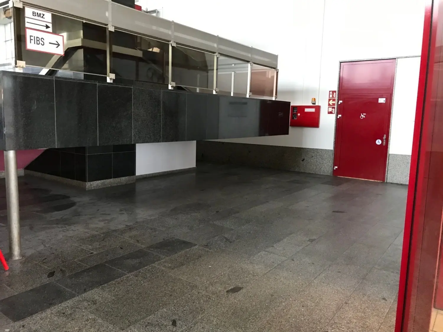 Tatsächlich: Es gibt ein WC für Behinderte auf dem Cottbuser Bahnhof. In der Haupthalle hinter dem Treppenaufgang am Ausgang in Richtung des neuen Umsteigeplatzes in Busse und Straßenbahnen. Nur zu finden ist es nicht. Denn kein Schild weist den Weg.