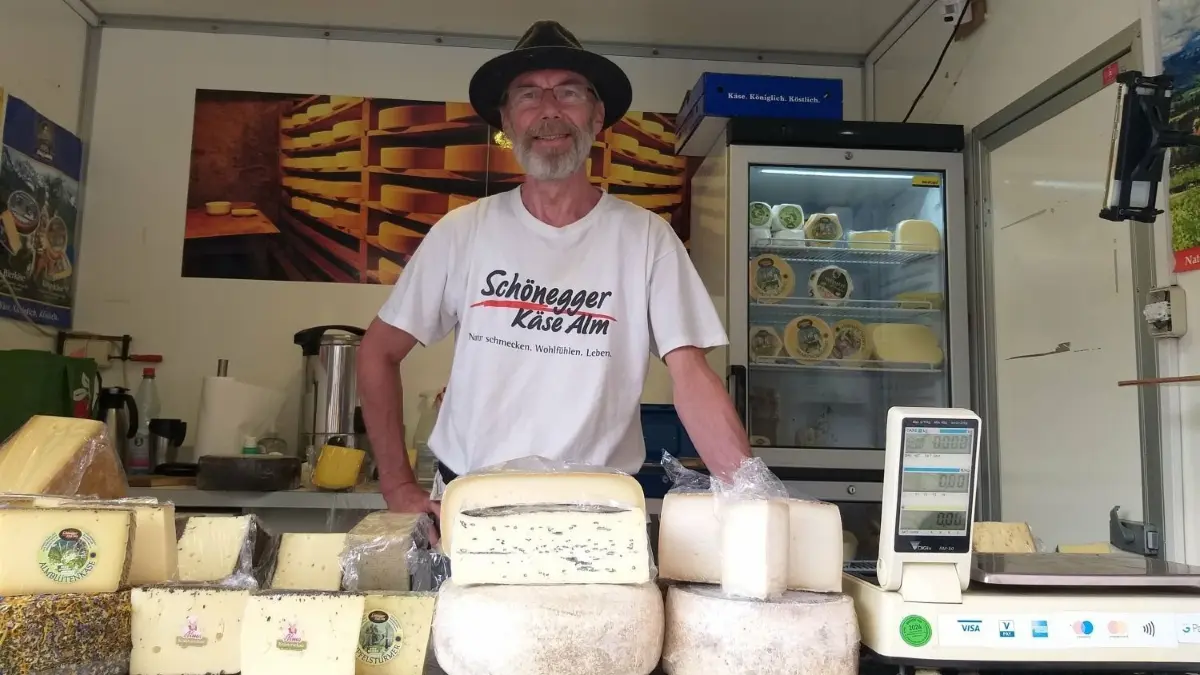 Jürgen Weiland aus Doberlug-Kirchhain steht mit seinem Käse-Wagen alle zwei Wochen auf dem Herzberger Markt. Er schätzt die moderaten Gebühren.
Wochenmarkt Herzberg Jürgen Weiland Käse