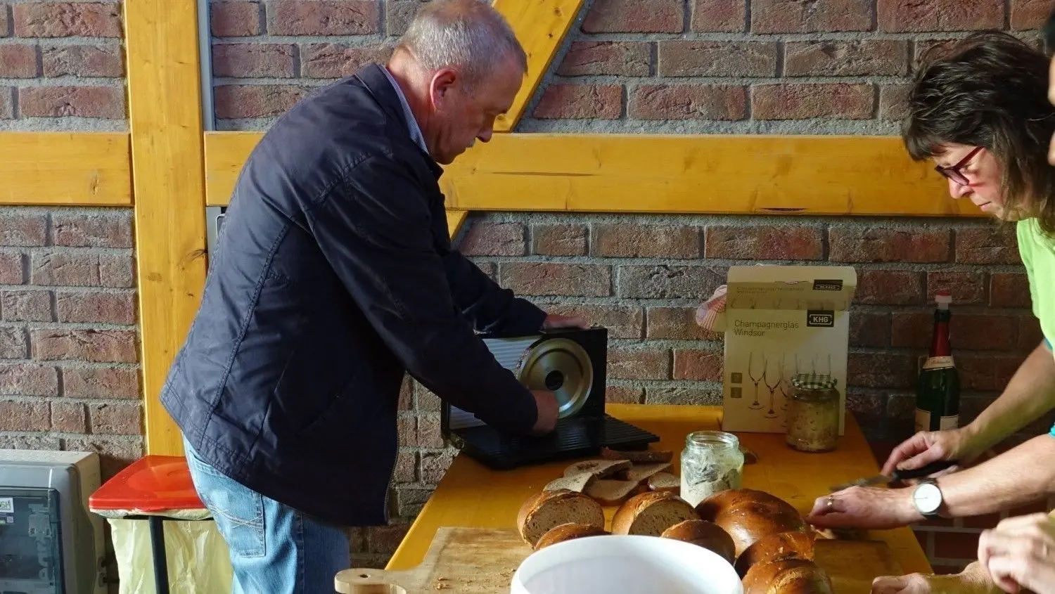 Mensch, das mit der Kommunal-Politik läuft hier in Groß Düben wie geschnitten Brot. „Mit unserem neuen Backofen, da werden wir den Nachbardörfern noch zeigen, dass wir hier die größten Semmeln backen können“, findet Bürgermeister Helmut Krautz.