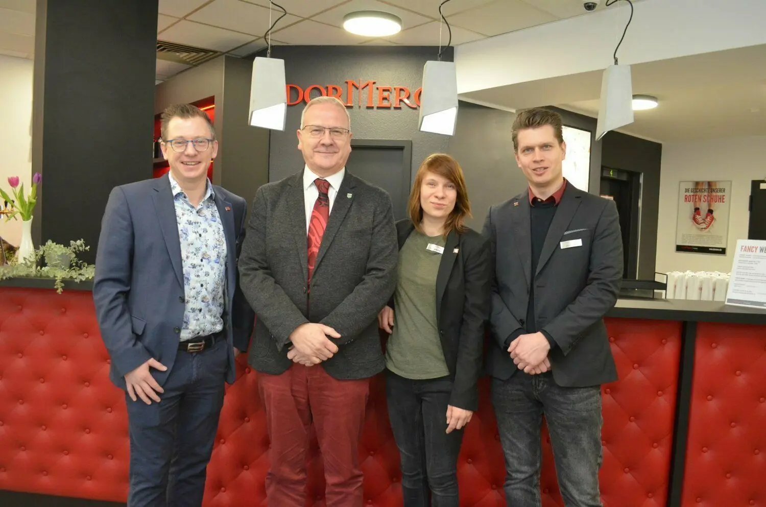 Hoyerswerdas Oberbürgermeister Torsten Ruban-Zeh (2.v.l.) besucht das Dormero-Hotel zur offiziellen Einweihung. Neben ihm: Hotelmanagerin Sandra Heinze sowie Stephan Arnhold (l.) und Andy Große vom Unternehmen Dormero.