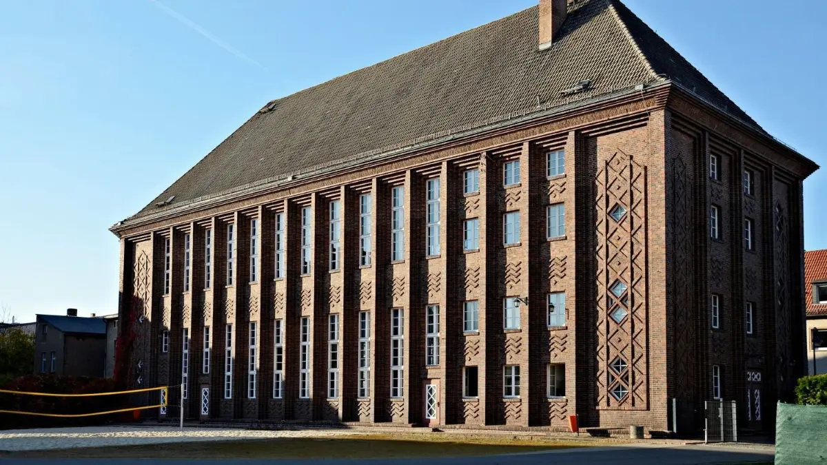 Die Doppel-Turnhalle „Friedrich-Ludwig Jahn“ in Finsterwalde steht unter Denkmalschutz. Sie bietet zwei Hallen übereinander.
Die Doppelturnhalle "Friedrich-Ludwig Jahn" in Finsterwalde steht unter Denkmalschutz. Sie bietet zwei Hallen übereinander.