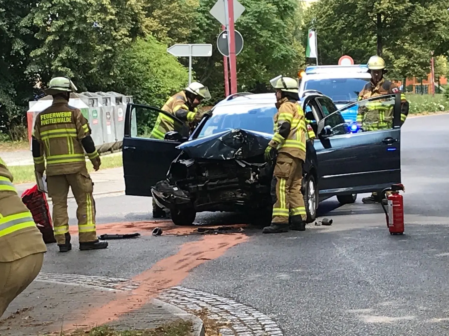 Ein 82-jähriger Autofahrer ist Sonntagmittag, 12. Juli, in der Tuchmacherstraße in Finsterwalde von der Fahrbahn abgekommen und gegen ein Verkehrsschild und einen Baum gefahren.