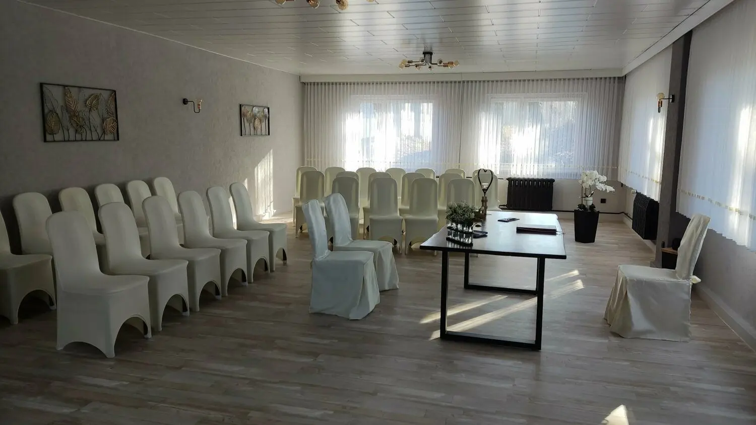 Für eine Traum-Hochzeit in Brandenburg eignet sich besonders das renovierte und neu gestaltete Trauzimmer der Gemeindeverwaltung Heideblick in Langengrassau. Paare können hier und an anderen wunderbaren Orten in der Gegend heiraten.