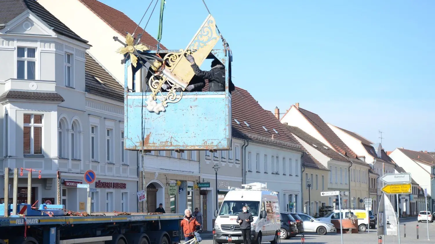 Zuerst kam die Wetterfahne mit dem Kreuz unten an.