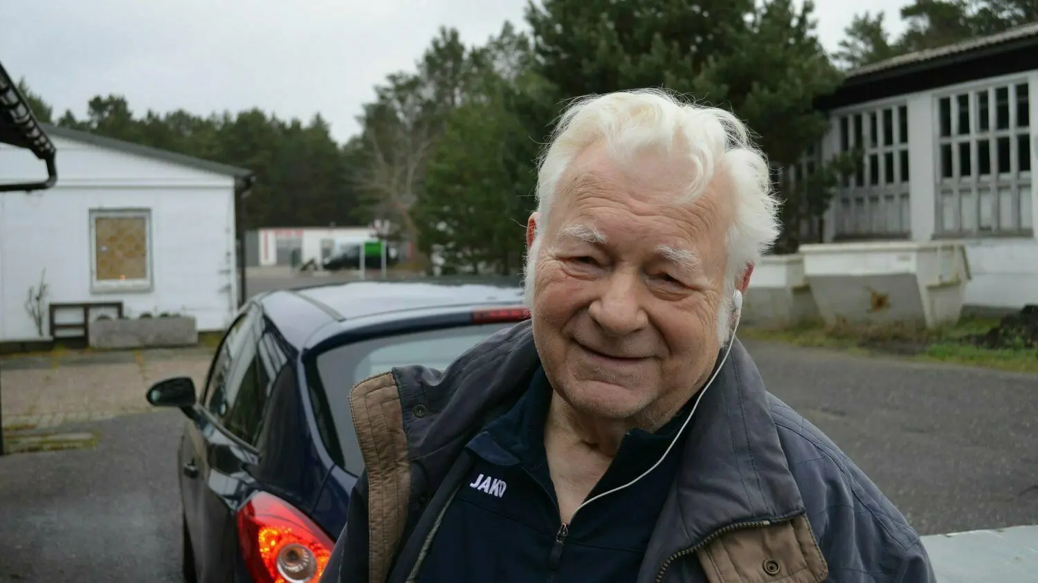 Er ist 87 Jahre alt und unterstützt das Hoyerswerdaer Katzenheim leidenschaftlich: Siegfried Schmidt.