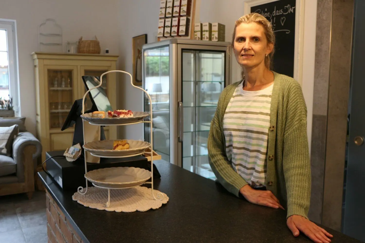 Mandy Weber (47) hat auf dem Heimatgrundstück ihrer Eltern in Senftenberg ihren Traum vom eigenen Ferienhof verwirklicht - hier hinterm Tresen vom neuen Hof-Café „1850“.