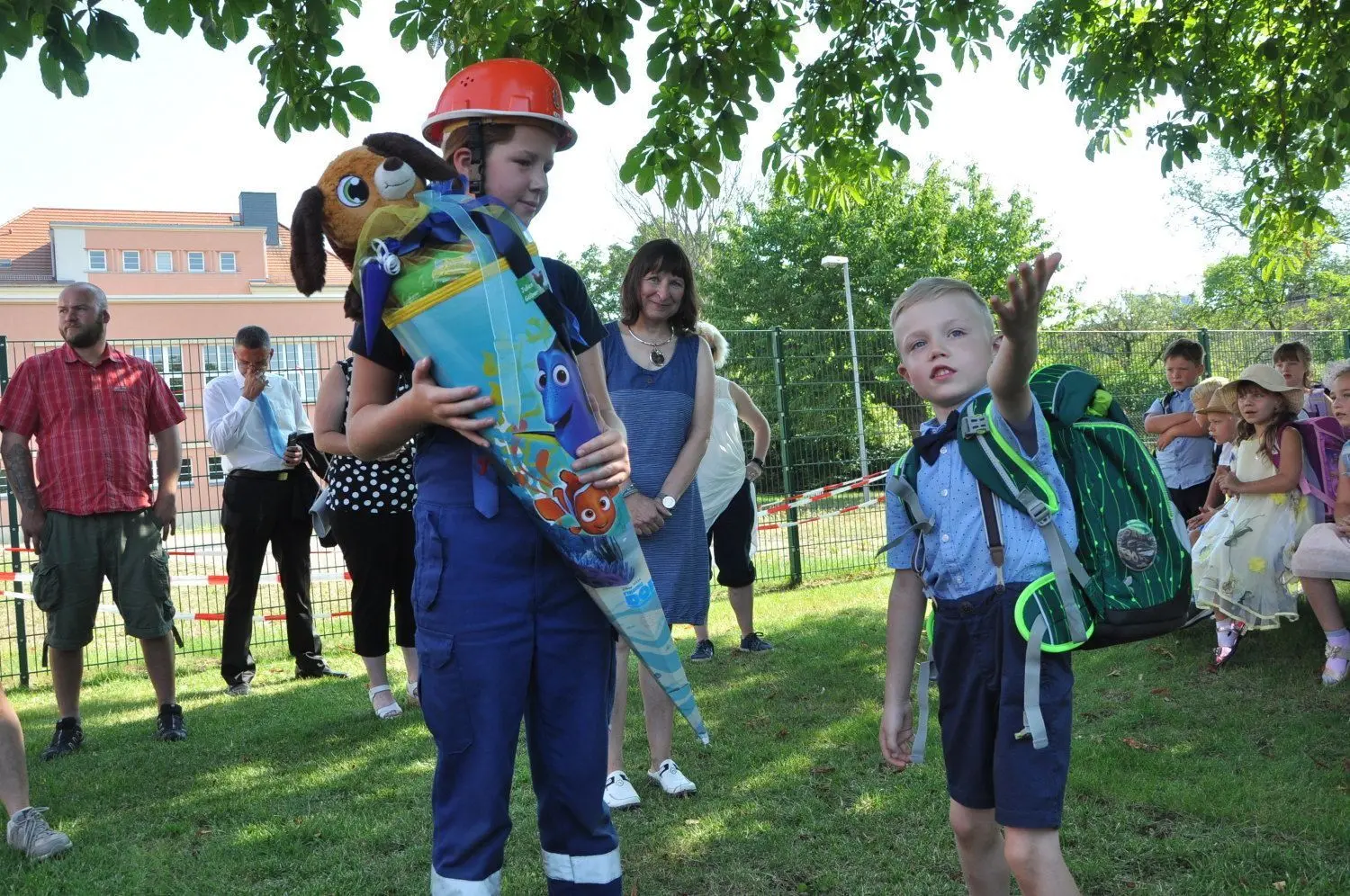 Mitglieder der Jungendfeuerwehr Bad Liebenwerda übergeben im Grünen Klassenzimmer auf dem Schulhof die Zuckertüten am Grundschulzentrum Robert Reiss.