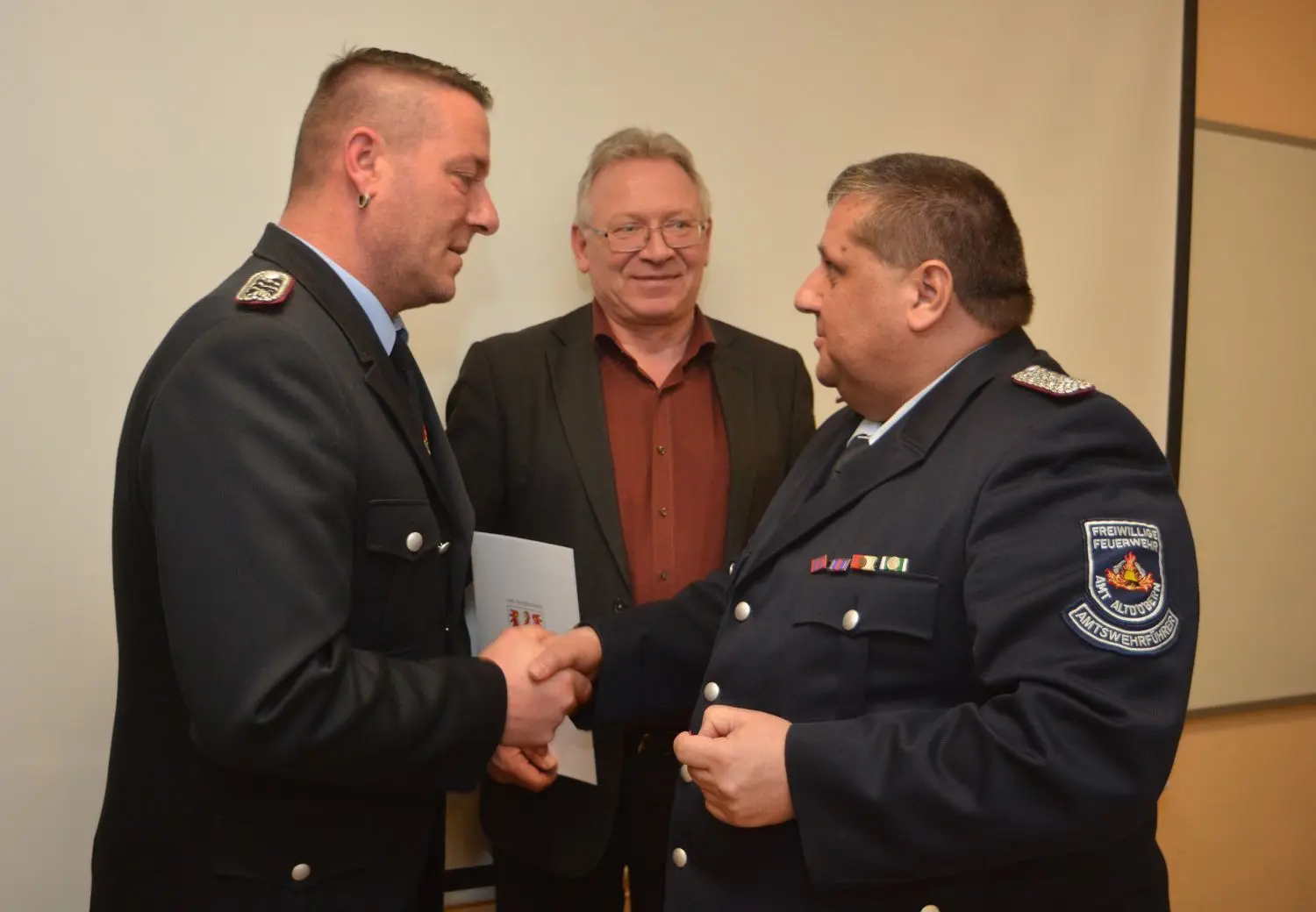 Im Rahmen der Jahreshauptversammlung der FF Altdöbern ist Christian Michligk (l.) für zehnjährige Pflichterfüllung in den Reihen der Feuerwehr gedankt und ihm die „Medaille für treue Dienste“ in Kupfer verliehen worden. Zu den ersten Gratulanten zählten Am