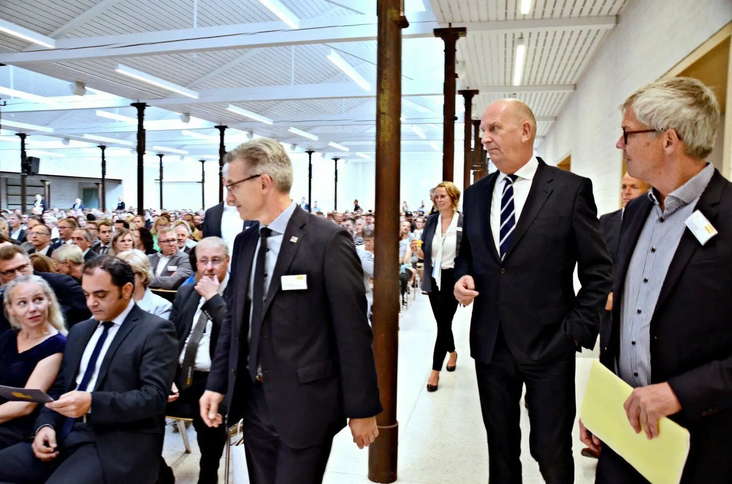 100 Jahre Kjellberg: Über die Location staunt selbst Dietmar Woidke nicht schlecht. Der Festakt war die erste offizielle Veranstaltung in der Shedhalle der Kulturweberei.