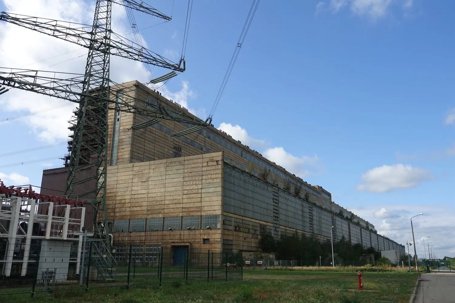 Das Maschinenhaus der Altswerke 1 und 2 in Boxberg. Dahinter und daneben gibt es genug Fläche, wo sich Industrie ansiedeln kann.