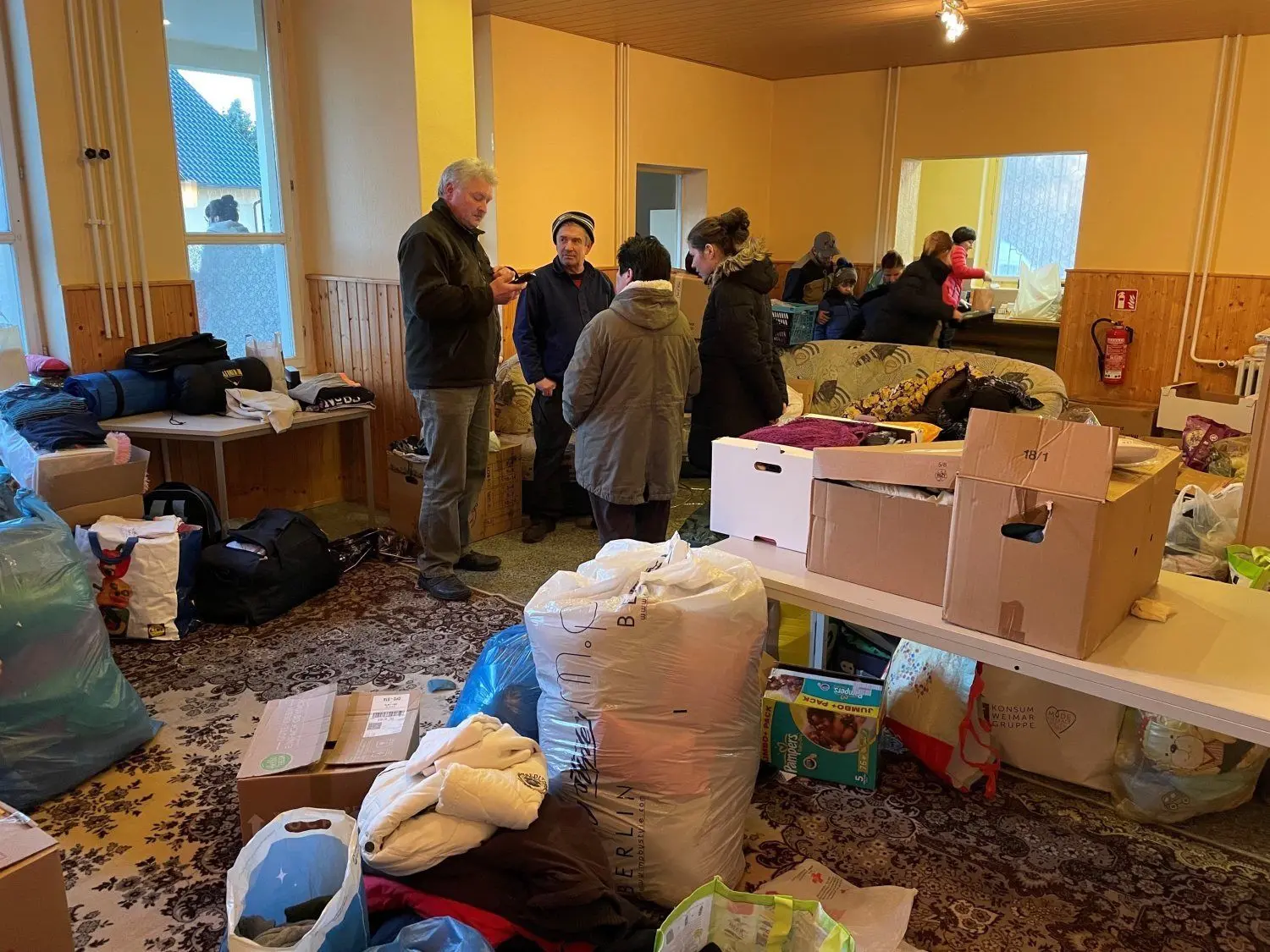 Es ist kurz nach 16 Uhr am Dienstag, die Entgegennahme der Spenden hat gerade begonnen im Dorfclub Wildgrube. Am Abend ist der Raum fast voll mit Hilfsgütern.