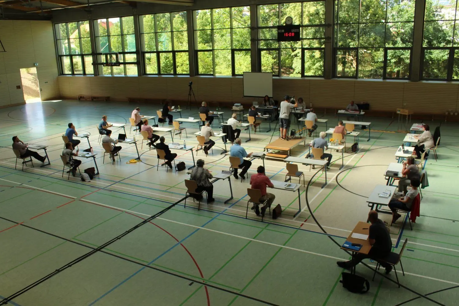 Wegen Corona hat die jüngste Stadtratssitzung in Weißwasser erneut in der Turnhalle der Bruno-Bürgel-Oberschule stattgefunden.