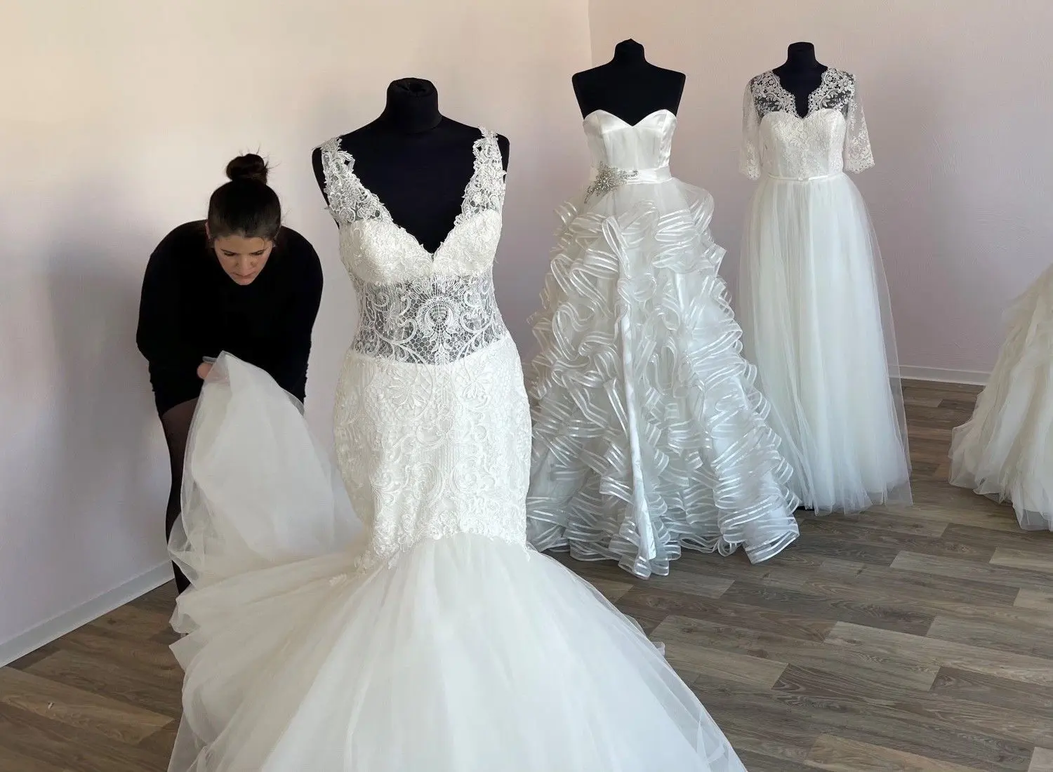 Die ersten Brautkleider werden bereits im neuen Geschäft von Bianca Winkler in Schwarze Pumpe präsentiert. Die restliche Ware folgt in den kommenden Tagen.