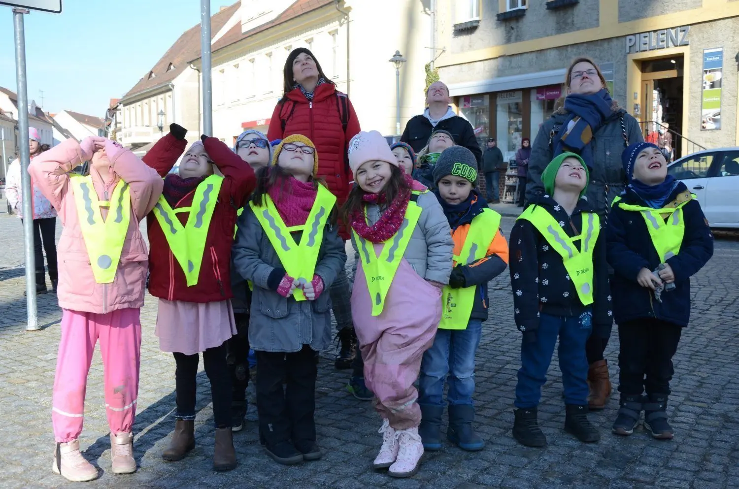 Kinder der evangelischen Kita Amalie-Schmieder-Haus schauten gebannt zu, was da oben los war.