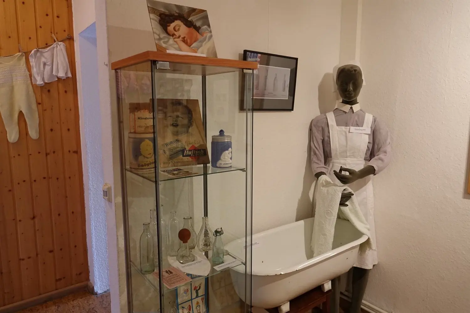 In der Babywanne wurden die Säuglinge in Krauschwitz gebadet. Die Schwesternkleidung hat die ehemalige Gemeindeschwester Rita Lisk aus Gablenz zur Verfügung gestellt.