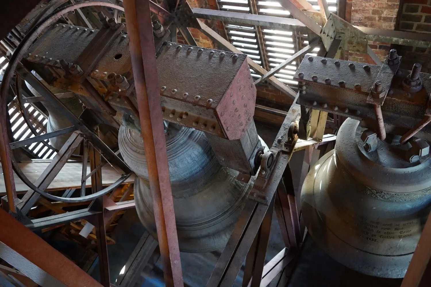 Das Glockenspiel der Oberkirche St. Nikolai in Cottbus muss saniert werden. Während die Lutherglocke (rechts im Bild) entweiht und außer Dienst genommen wird, werden die beiden alten Voillard-Glocken saniert.