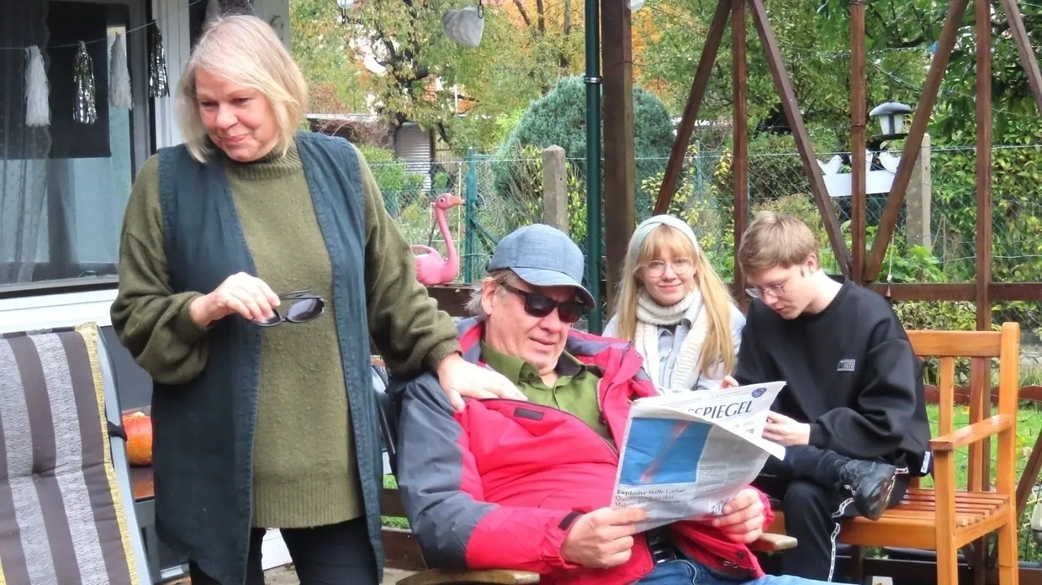 Für Klaus wurde ein Schauspieler gesucht, der berlinern kann: Nico Bobrzik  – hier zwischen Petra-Maria Wenzel, Bianca Ehrecke und Florian Jähne.