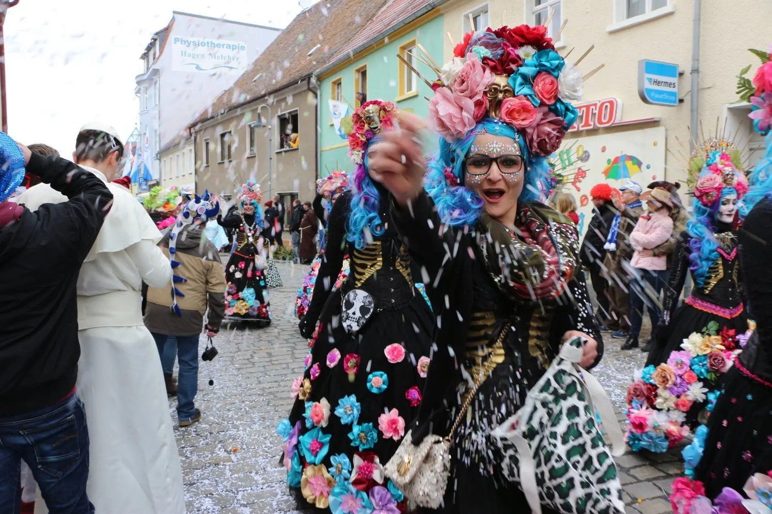Der Rosenmontagsumzug 2020 in Wittichenau war für diese Dame auch eine Hommage an das mexikanische Totenfest. Am Dia de los Muertos kommen die Toten zu Besuch aus dem Jenseits und feiern mit den Lebenden.