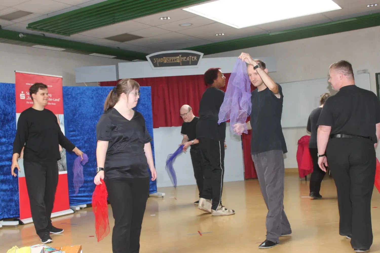 Wie bewahrt man Stunden des Glücks? Die Theatergruppe der Elster-Werkstätten versucht, das Thema tänzerisch umzusetzen.