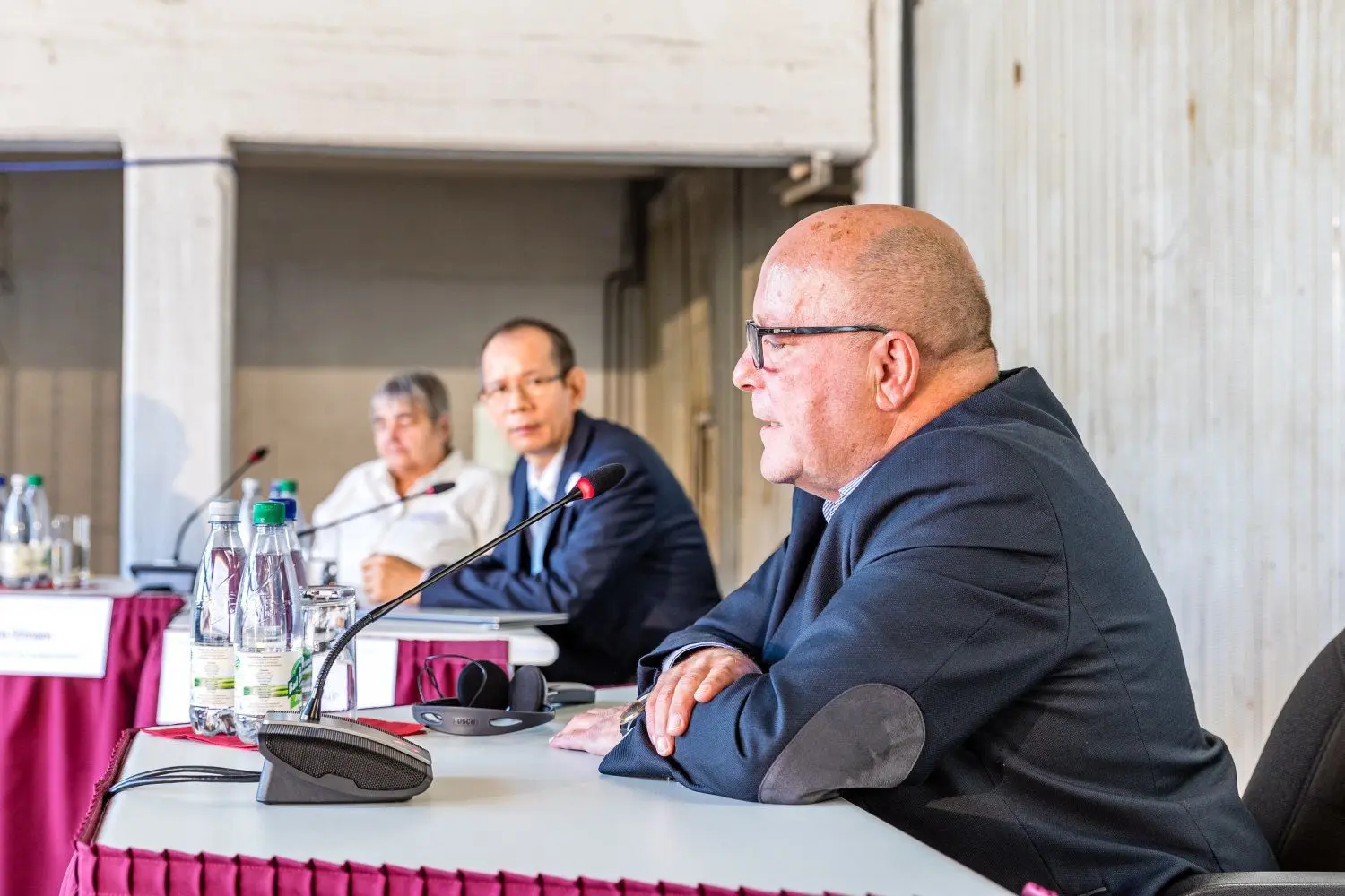 Hugo Diederich (66/r.) hat im Gefängnis Zeithain eingesessen, zwangsbeschäftigt wurde er für das Rohrkombinat Stahl- und Walzwerk Riesa. Nahtlose Stahlrohre wurden hergestellt. Die politischen Häftlinge mussten die etwa 1000 Grad Celsius heißen Rohre entgraten und bündeln. Ohne jeden Arbeitsschutz und Sicherheitsvorrichtungen. Nach einer Verletzung am Fuß durch eine heruntergefallene Last bekam er statt ärztlicher Versorgung lediglich größere Arbeitsschuhe.