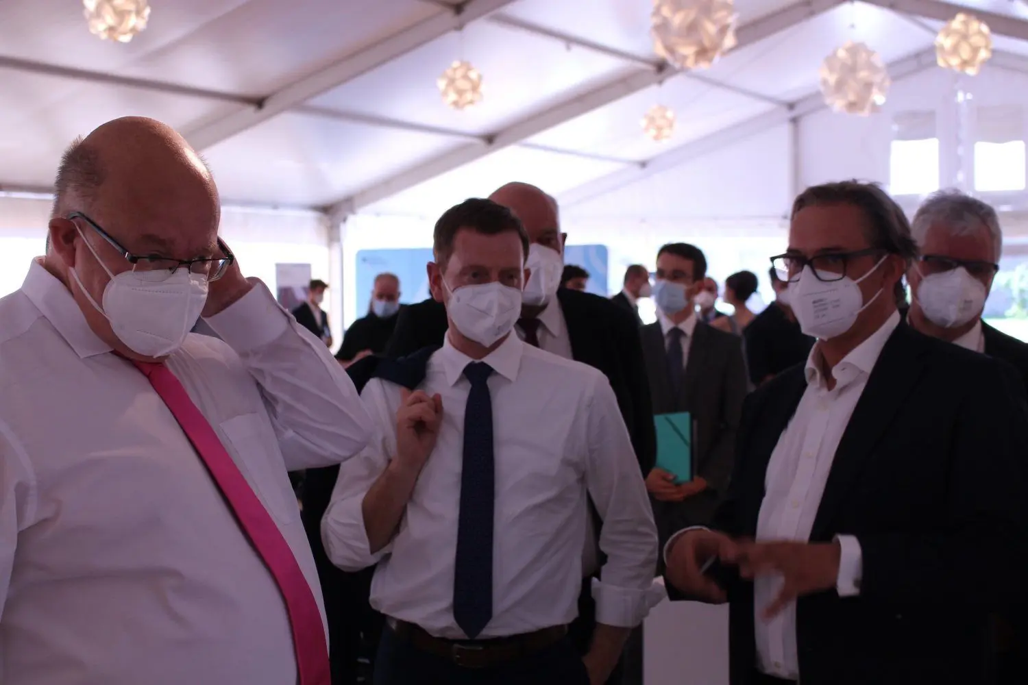 Da kann man schon mal ins Grübeln kommen: Till-Oliver Kalhäne (r.) erklärt dem damaligen Bundeswirtschaftsminister Peter Altmaier und Sachsens Ministerpräsident Michael Kretschmer (beide CDU), wie das neue Stadtviertel in Weißwasser aussehen soll.