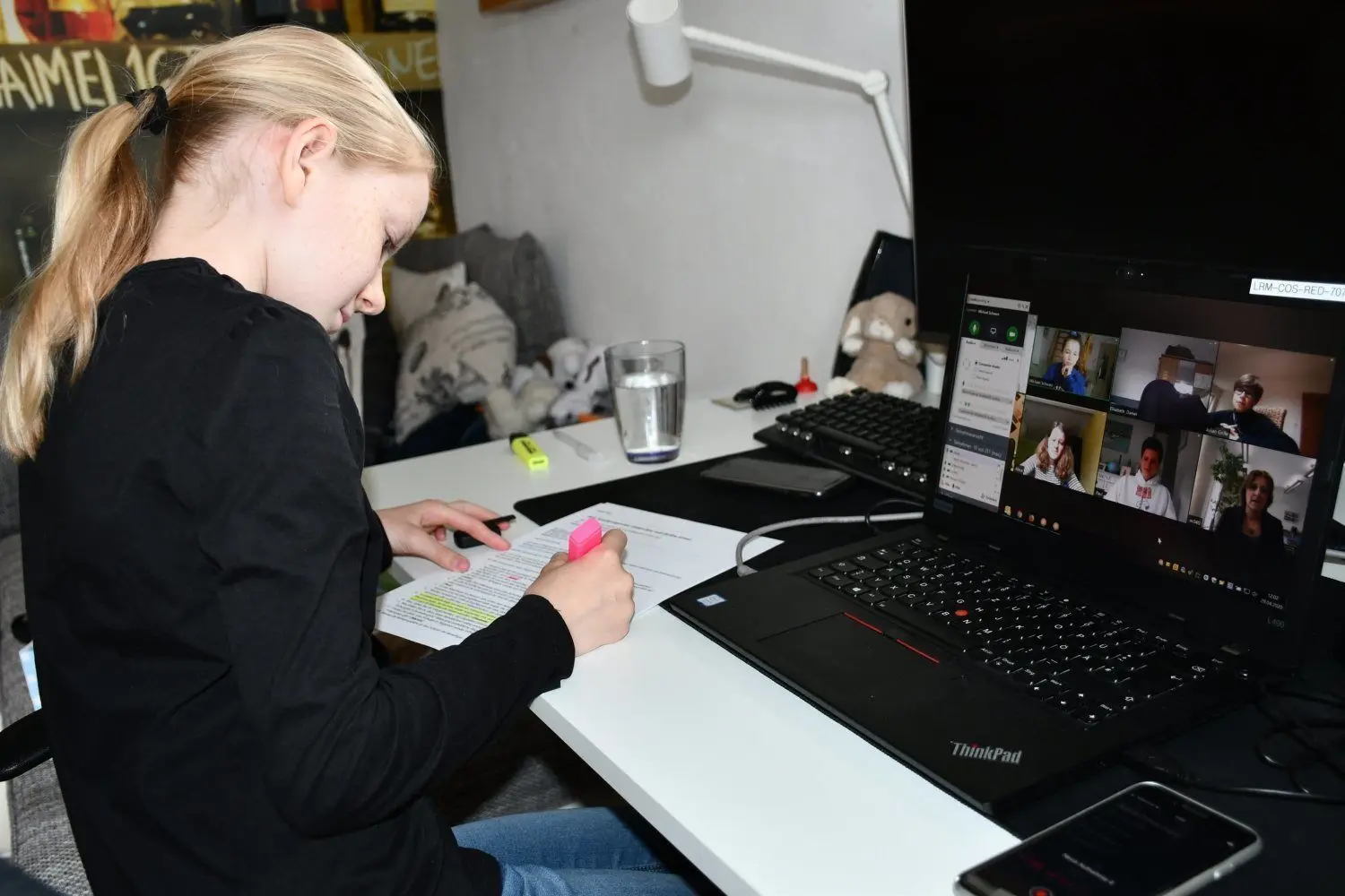 Konzentriertes Arbeiten. Kinderreporterin Elisabeth macht sich während des Interviews ein paar Notizen.