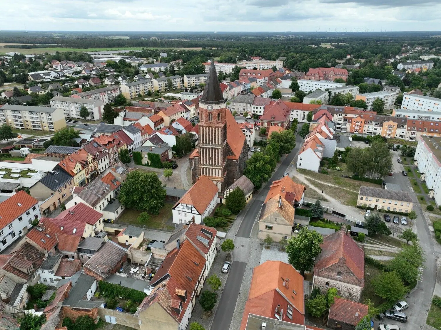 Die Stadt Calau - hier eine Luftaufnahme von Juli 2022 - wird mittelfristig die Investition in Photovoltaikanlagen auf den Dächern und an den Fassaden von kommunalen Gebäuden und denen der WBC prüfen.