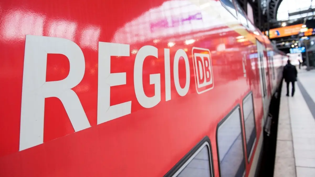 Deutschen Bahn: Im Tarif-Kampf mit der GDL wurde das Unternehmen auch in Brandenburg mehrfach bestreikt. Gut, dass die DB standhaft blieb.
Eine Regionalbahn steht im Hauptbahnhof. Nach massiven Einbrüchen bei den Fahrgastzahlen in der Corona-Krise will die Deutsche Bahn die Kapazitäten sowohl im Fern- als auch im Regionalverkehr allmählich wieder hochfahren. +++ dpa-Bildfunk +++