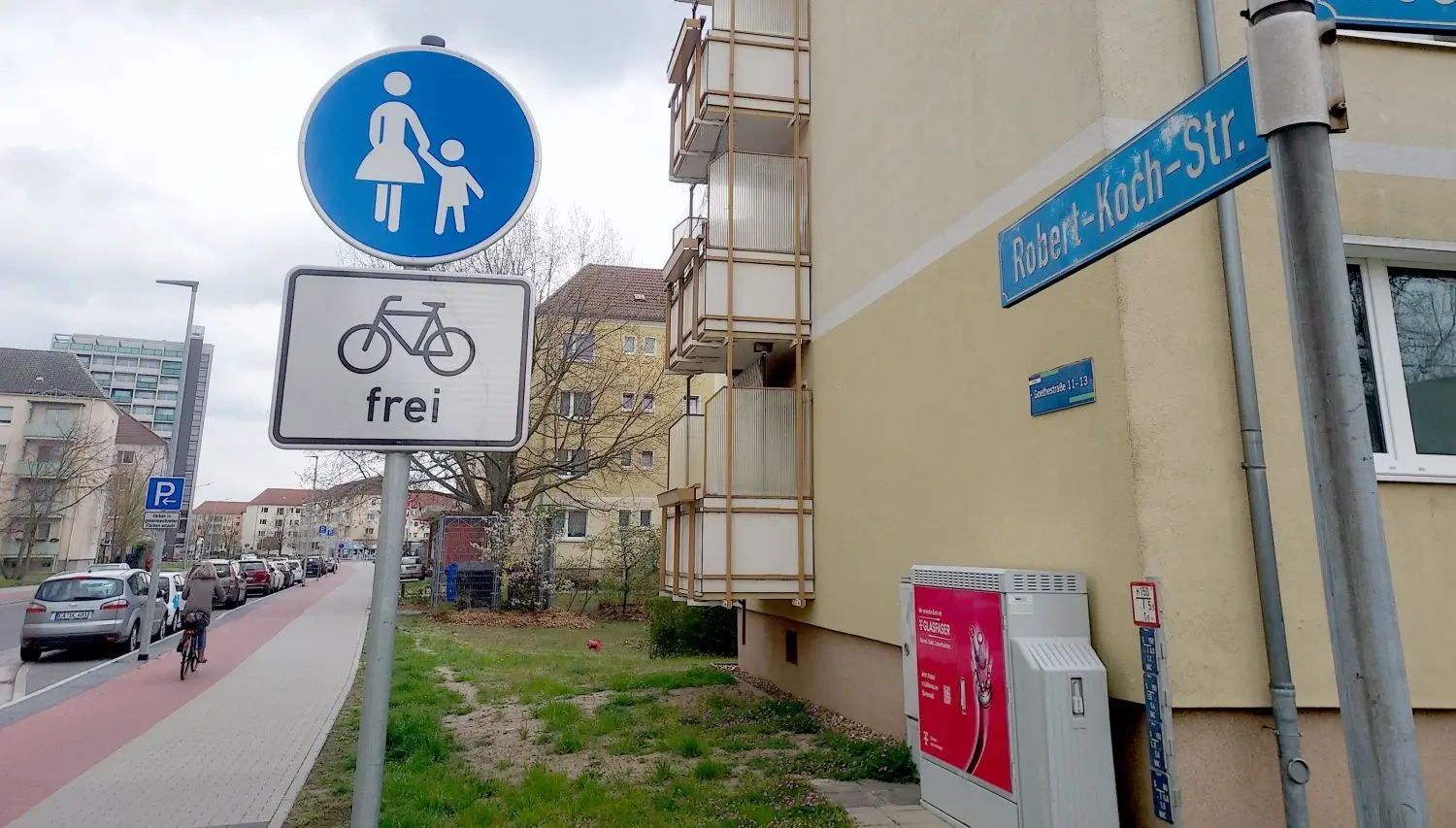 Polizisten wollen einer Radfahrerin auf der Robert-Koch-Straße eigentlich nur einen Hinweis geben. Nun musste sich die Frau wegen Körperverletzung und Widerstand gegen Vollstreckungsbeamte vor dem Amtsgericht Lübben verantworten.