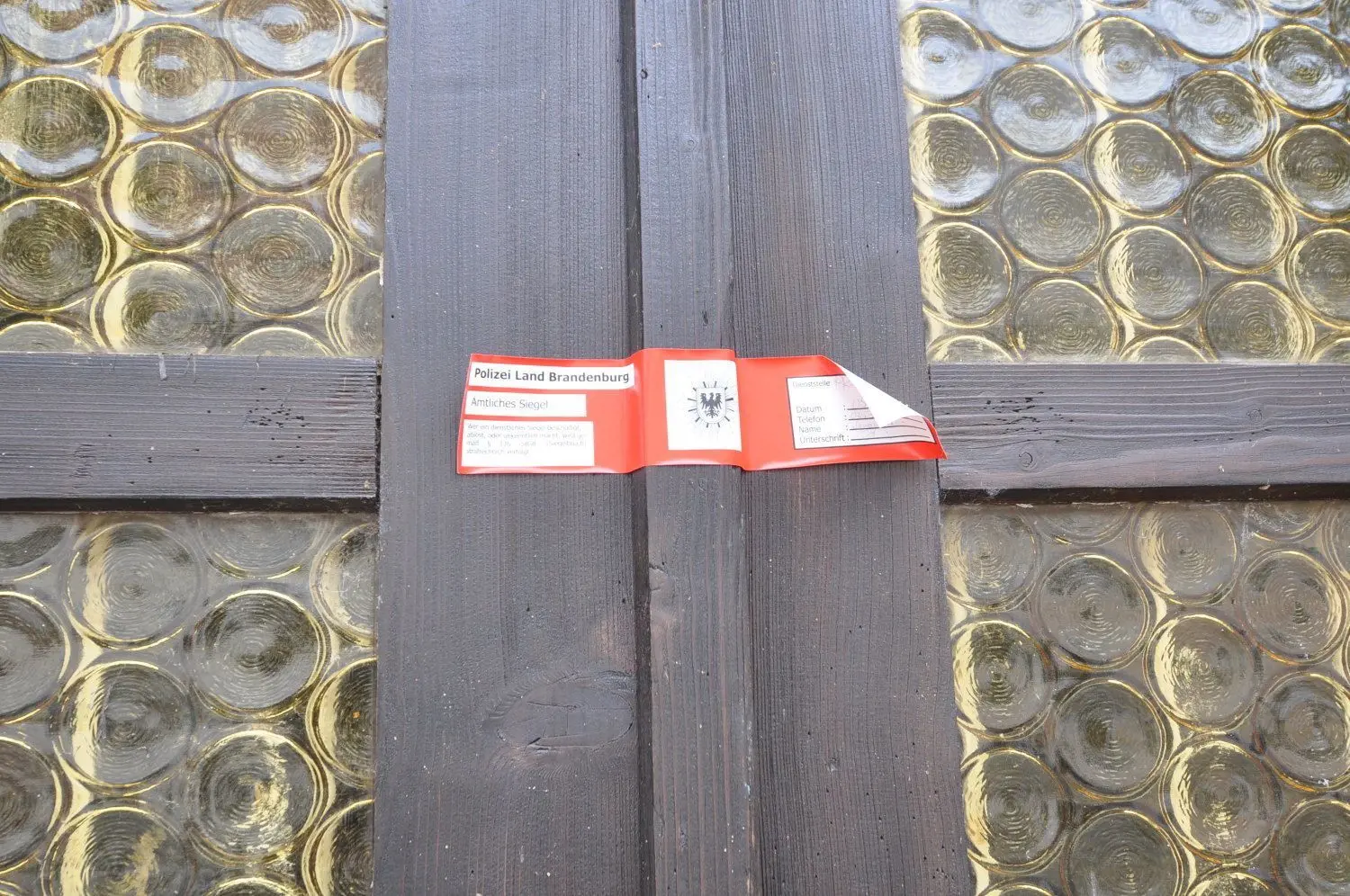 Am 5. Juli stand der Dachstuhl des Wohnhauses in der Kirchstraße 4 in Mühlberg schnell in voller Ausdehnung in Flammen. Nach mehreren Eigentümerwechseln gibt es in der Bevölkerung mehrere Vermutungen zur möglichen Brandursache. Die Polizei hat die Eingänge