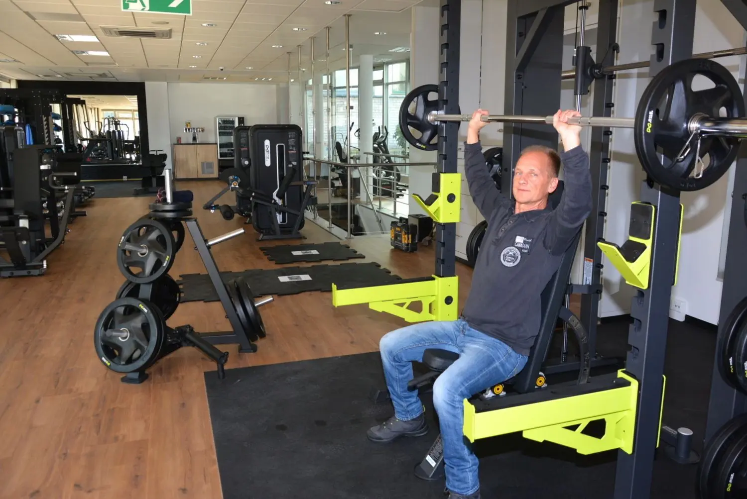 Das neue Fitnessstudio Mygym Boutique in Spremberg ist eingerichtet. Kurz vor der Eröffnung probiert Thomas Ziesche eines der Geräte aus. Er und sein Sohn Devyn Ziesche sind die Geschäftsführer des Studios, das 24 Stunden täglich geöffnet sein soll.