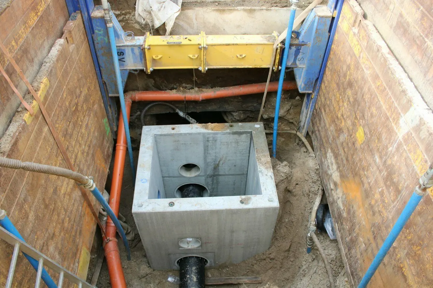 Zwischen vier und teilweise sieben Meter tief verläuft die Abwasserhauptdruckleitung unter den Straßen und Fließen Lübbens vom Pumpwerk Brauhausgasse bis zur Kläranlage.