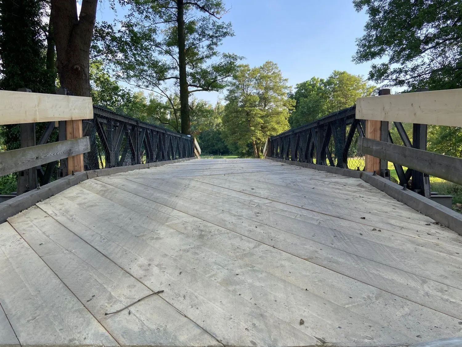 Die Behelfsbrücke über das Stille Fließ ist befahrbar.