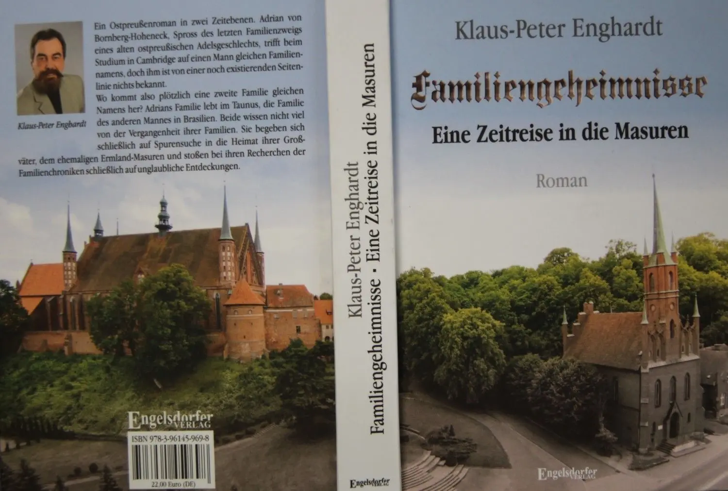 Auf der Titelseite ist die Kirche St. Wojciech im polnischen Frombork (Frauenburg) im Ermland zu sehen, auf der Rückseite der Dom der Stadt, wo der Astronom Nikolaus Kopernikus wirkte und starb. ⇥