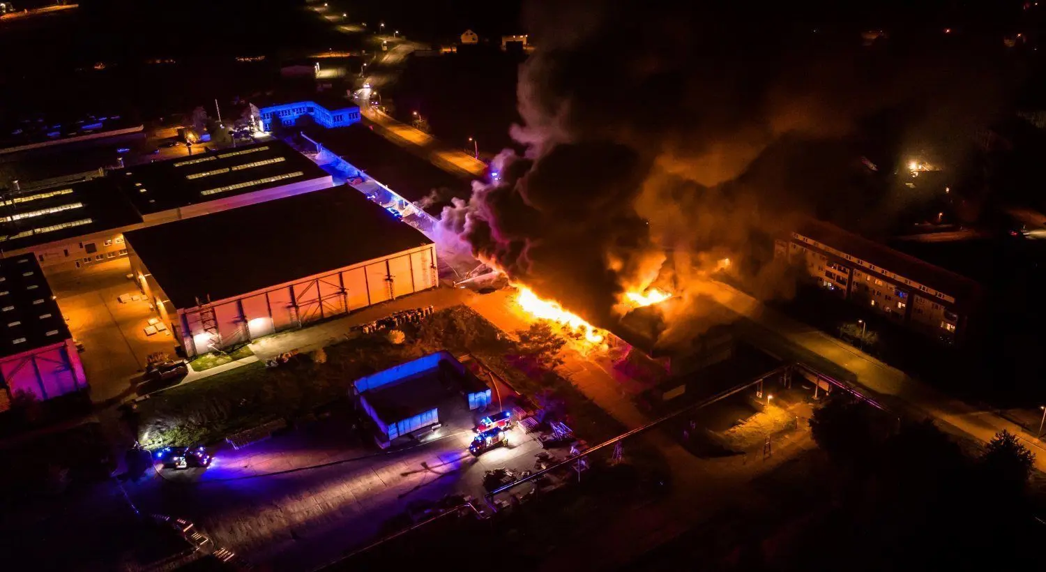 Großbrand bei Kunststoffplattenhersteller in Elsterwerda - Ein Großbrand bei der Firma BOSIG Baukunststoffe in Elsterwerda-Biehla hat in der Nacht zum Sonntag, 17. Oktober, die Wehren im Elbe- Elster-Kreis in Atem gehalten.