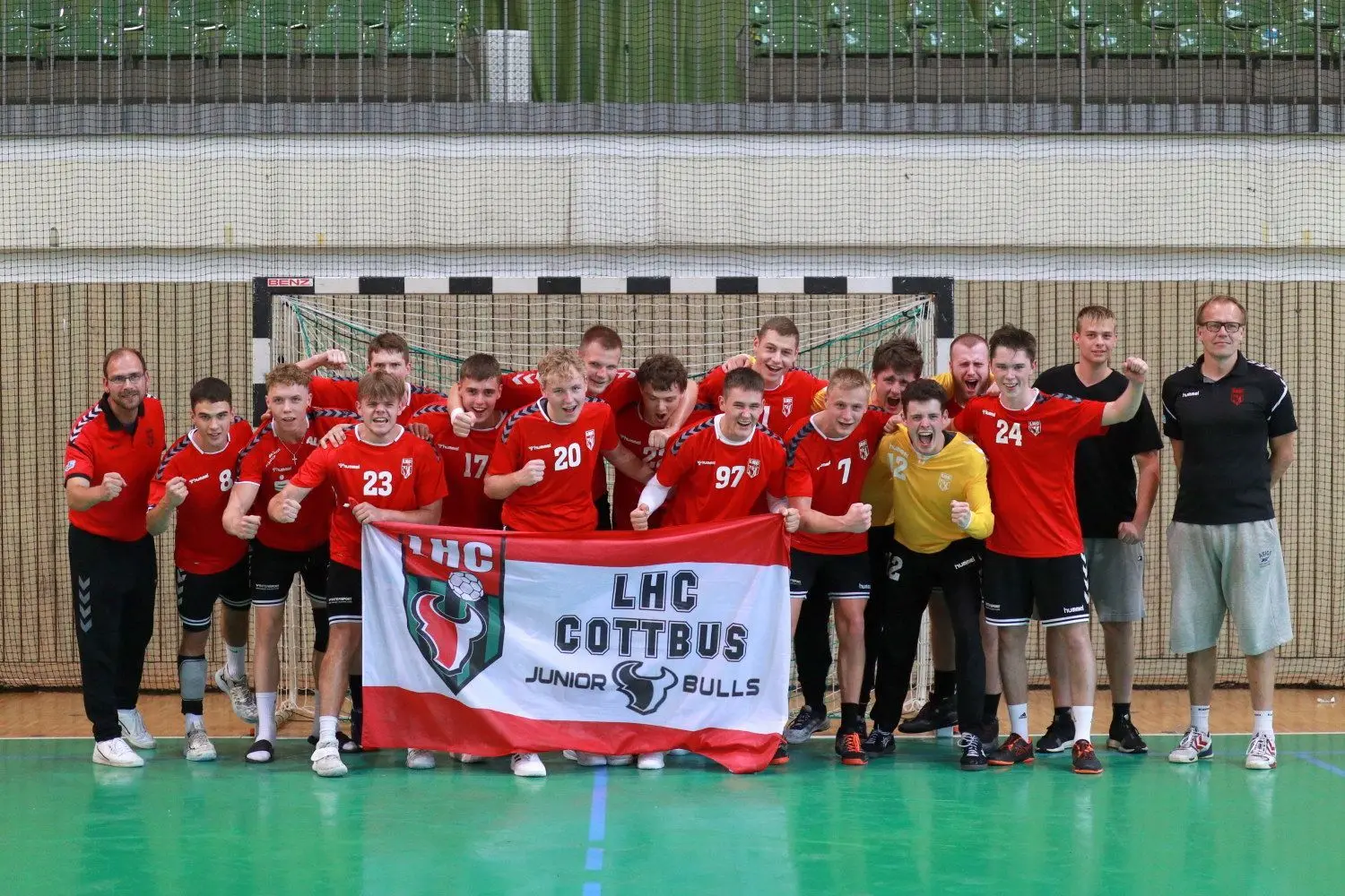 Die A-Junioren des LHC Cottbus feiern den Aufstieg in die Junioren-Bundesliga.