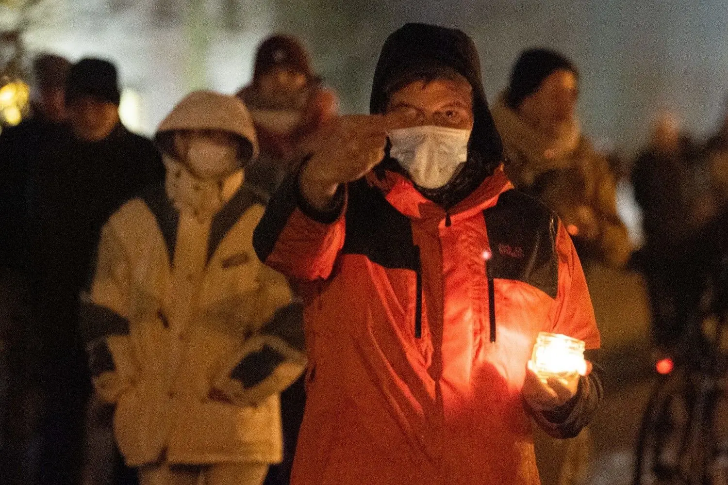 Impfgegner und Kritiker der Corona-Maßnahmen gehen am Montagabend während eines Protest gegen Corona-Maßnahmen und eine mögliche Impfpflicht in Deutschland durch den Dresdner Stadtteil Pieschen.