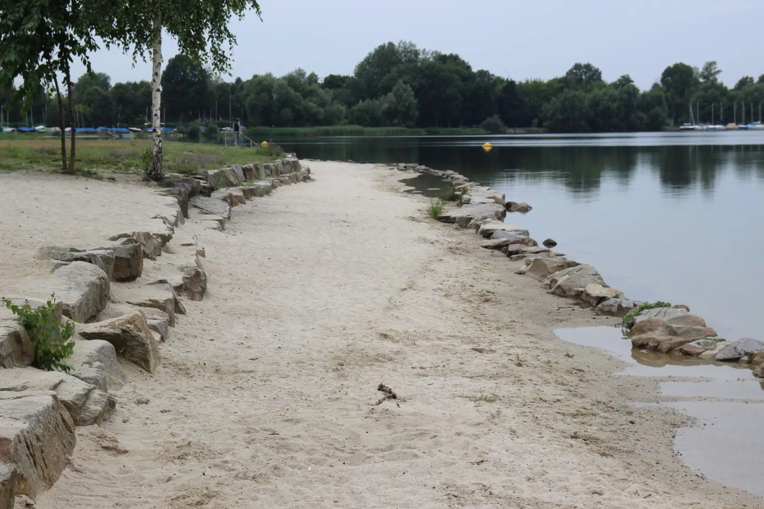 Bevor die ersten Badegäste kommen, sind die Strände, hier in Niemtsch, schon in einem Tiptop-Zustand. Dafür sorgt die Müll-Brigade des Zweckverbandes.