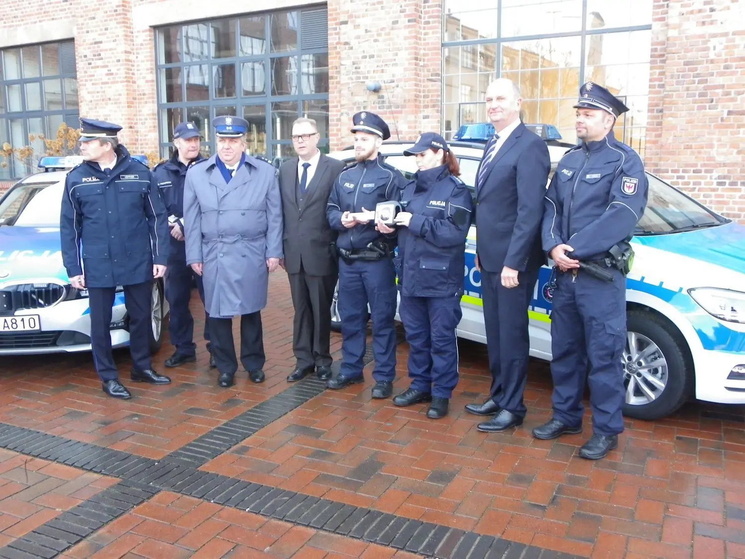 Ministerpräsident Dietmar Woidke (2.v.r.) und Innenminister Michael Stübgen (4.v.l.) überreichten Florian Kraft und Julita Cholewinska den symbolischen Schlüssel für den gemeinsamen Dienstwagen.